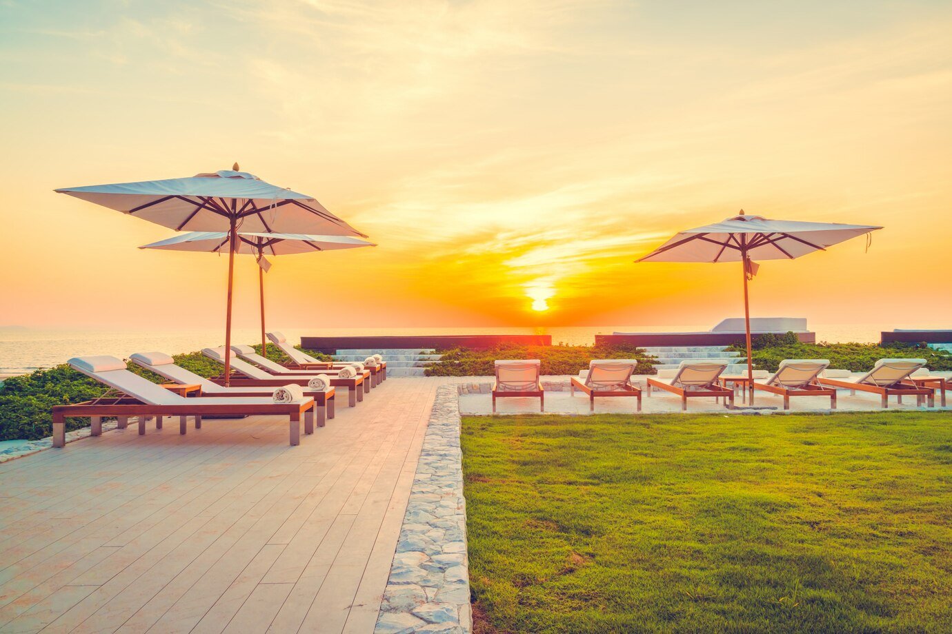 hotel-swimming-pool_74190-1661